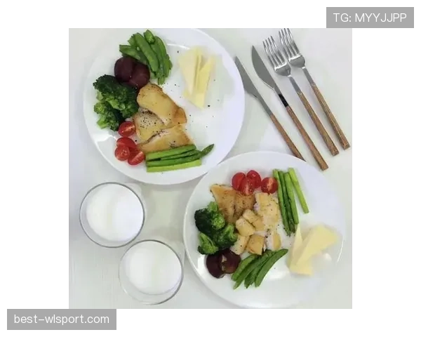 余依婷训练完随手啃蛋白棒的样子，真把自律当零食吃了？