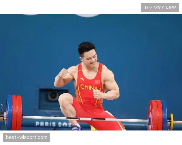 石智勇穿西装走球场那一刻，我还以为他要开发布会呢！